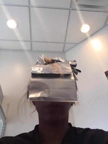 Shakira Pintando o Cabelo