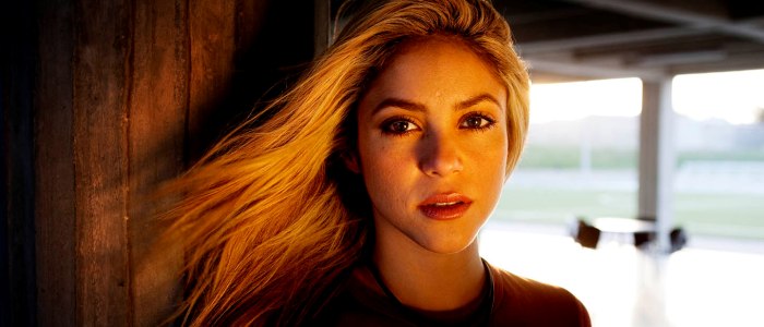 Shakira é gente como a gente e repete roupa também!
