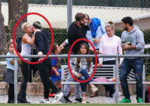 Enquanto a cantora cumprimentava Messi, Antonella aparentava não estar gostando nenhum pouco da situação.