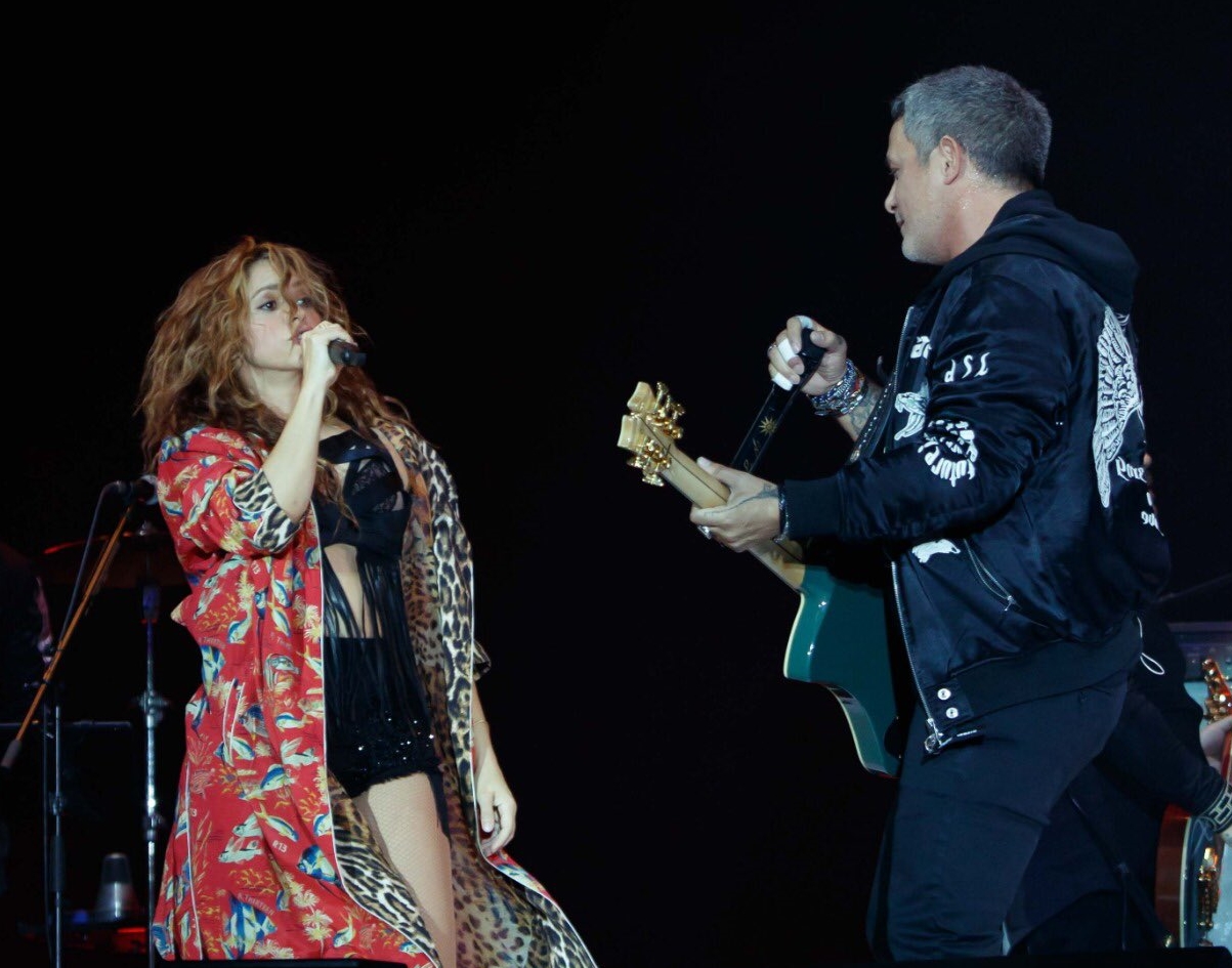 Saiba Tudo Sobre o Look de Shakira no Show de Alejandro Sanz