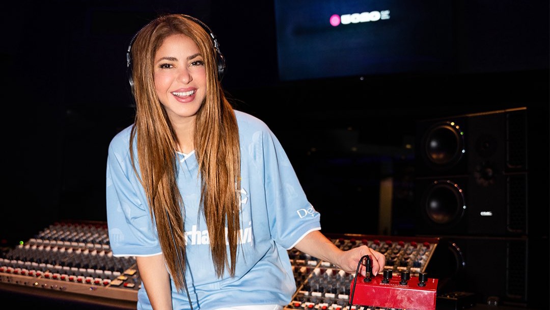 Shakira confirma nova música em estúdio e promete surpresas nos shows de LA