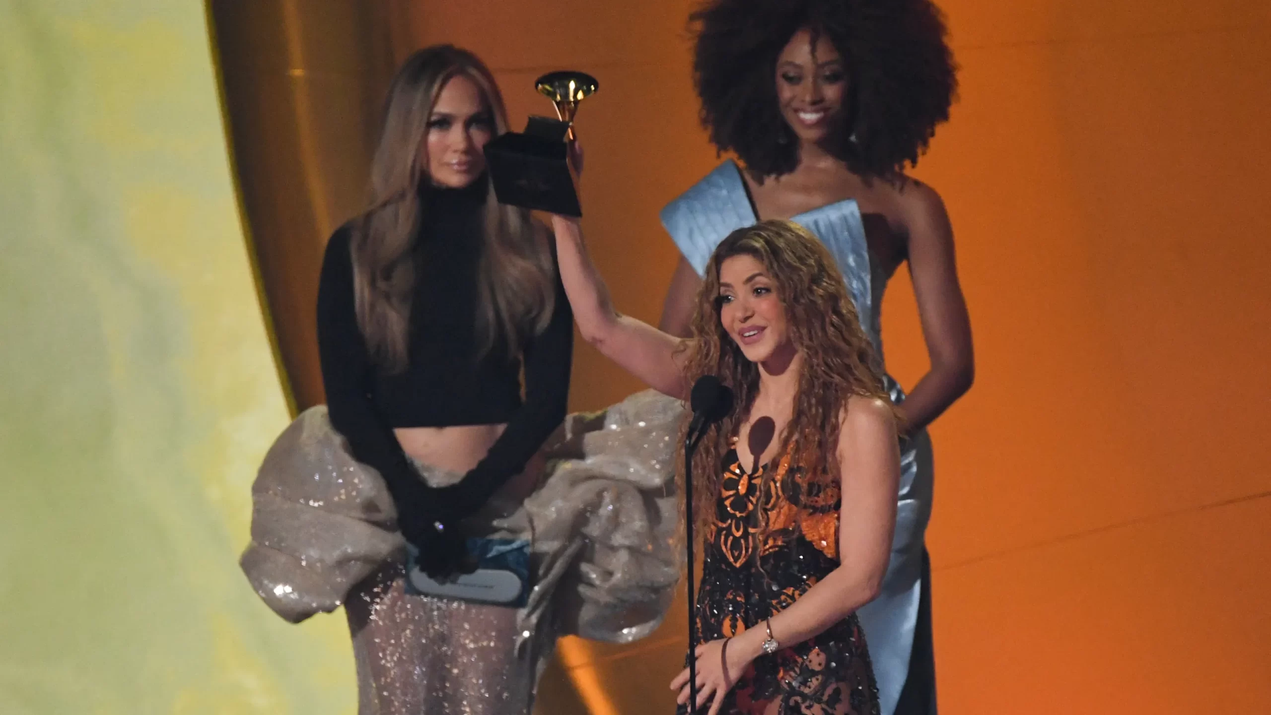 Shakira mostra coleção de prêmios e exibe novo Grammy recebido por “Las Mujeres Ya No Lloran”