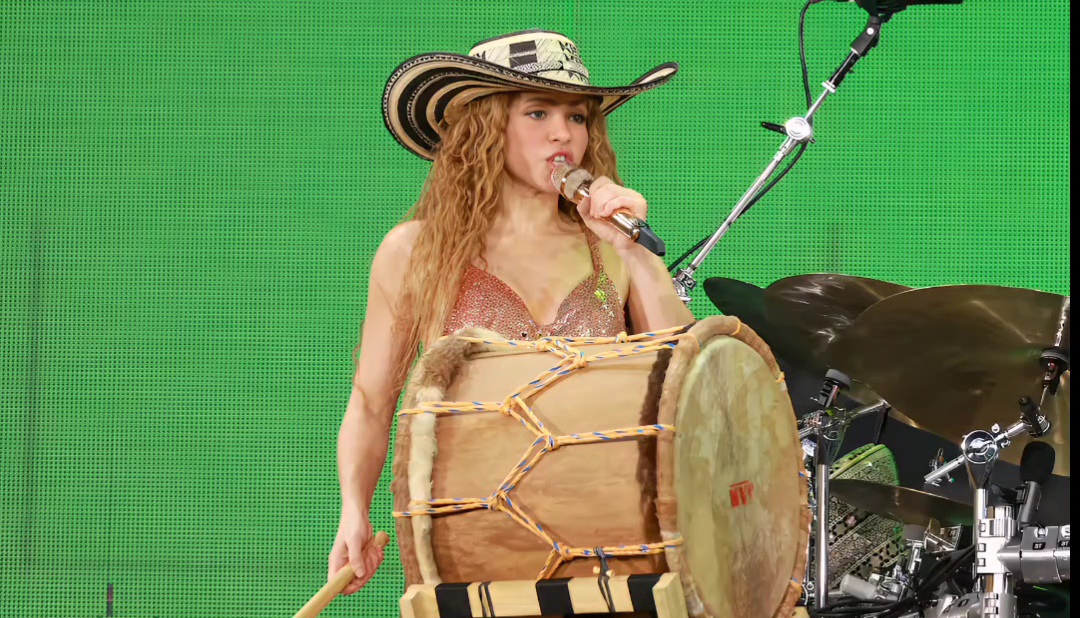 Shakira é vista com a família em shopping de Barranquilla durante dias de folga