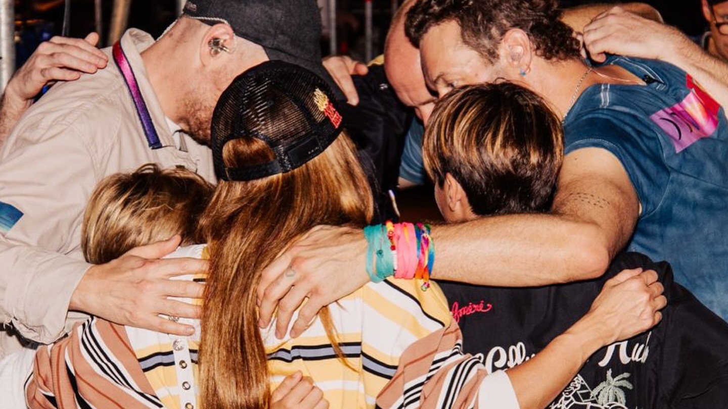 Shakira curte show do Coldplay com os filhos e é homenageada por Chris Martin