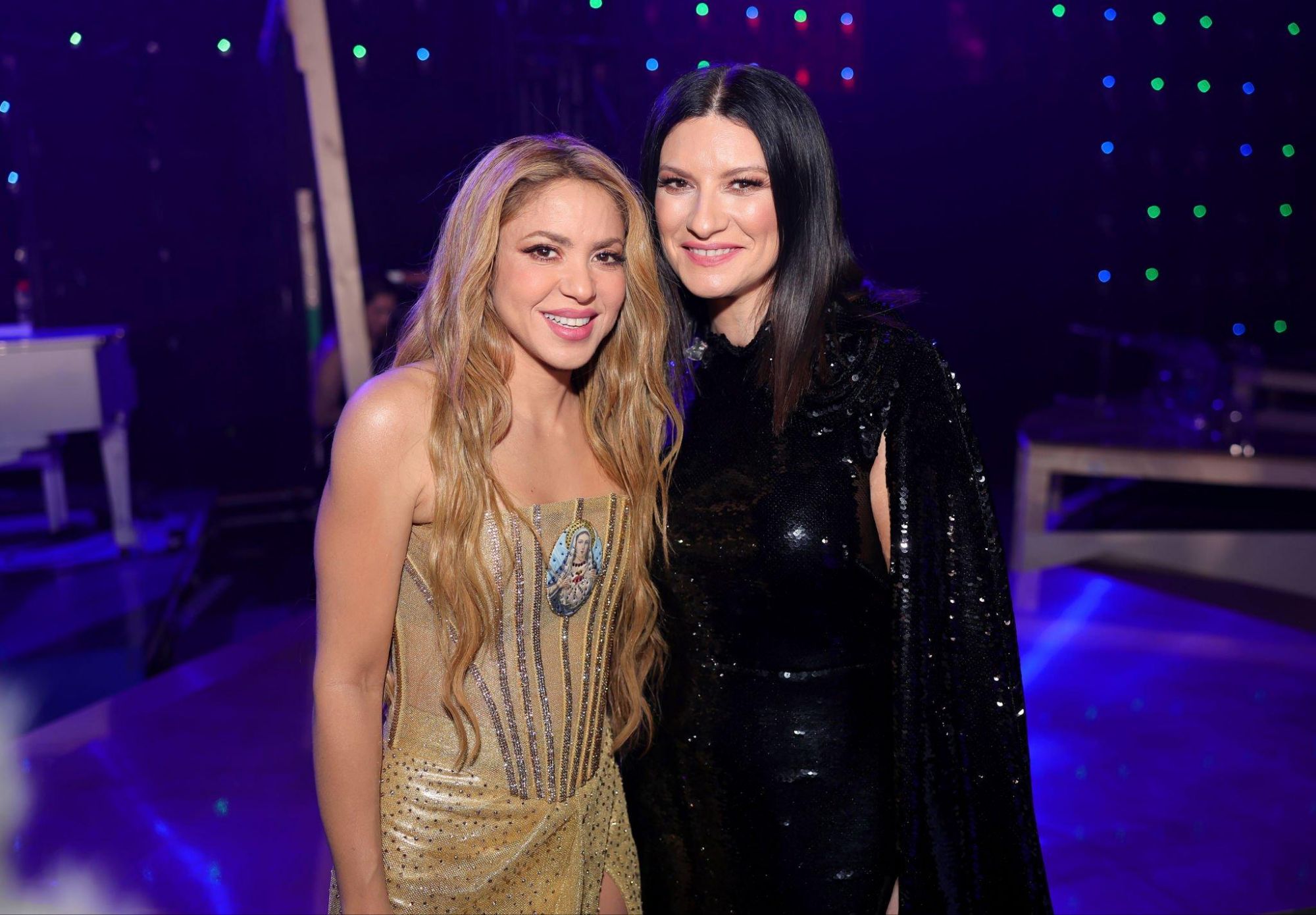Shakira e Laura Pausini nos bastidores do Grammy Latino de 2023 em Sevilla, na Espanha.