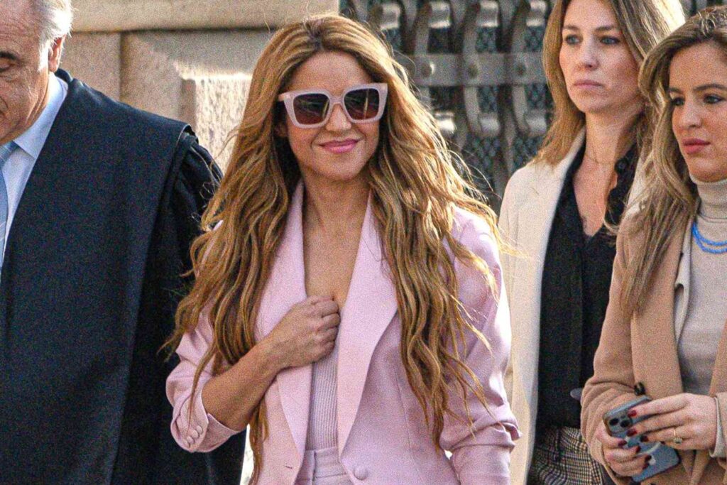 Shakira chegando ao tribunal em Barcelona em novembro de 2023 usando blazer rosa e óculos de sol