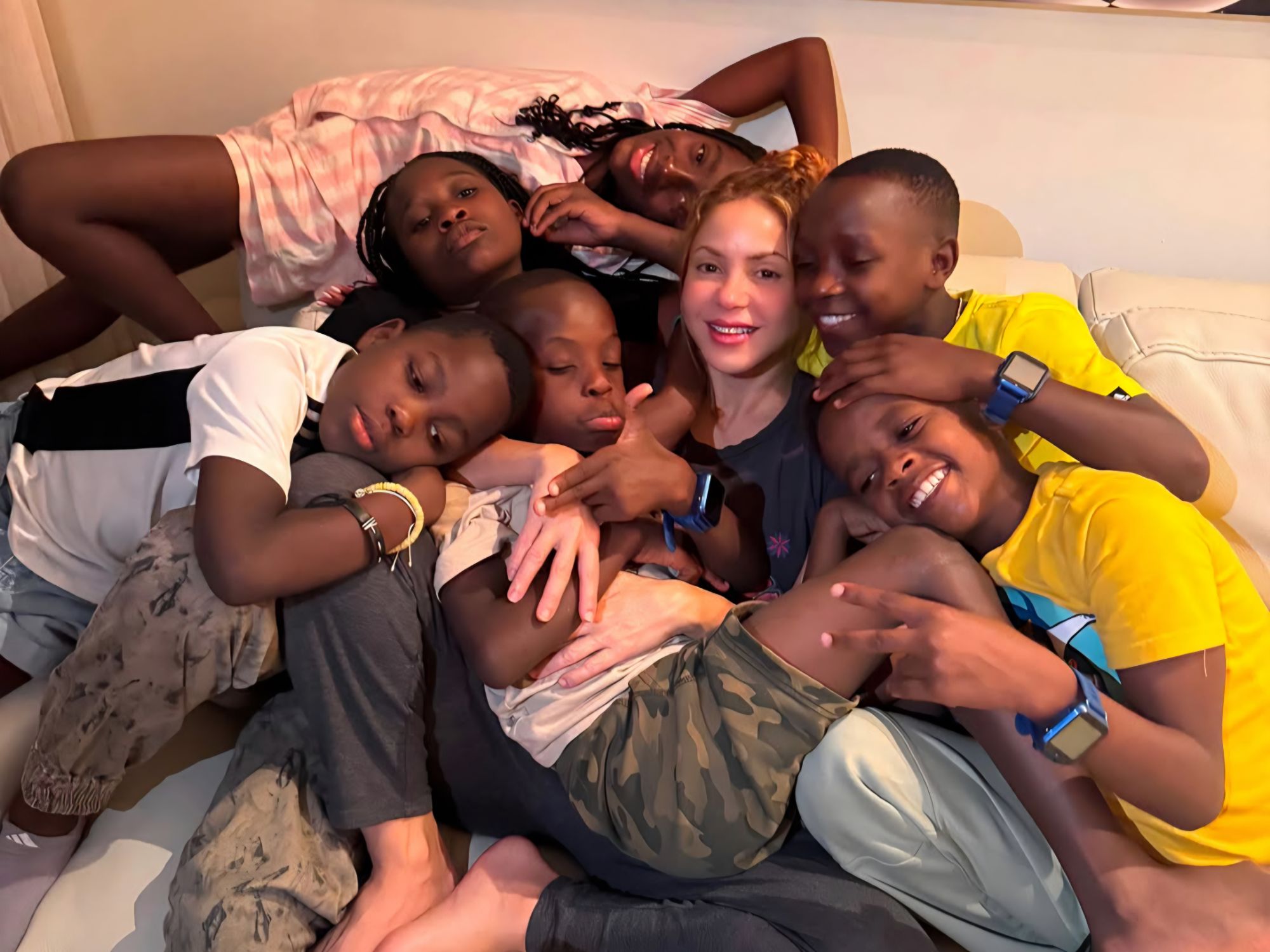 Shakira se despede do Ghetto Kids com mensagem emocionante: “Agora amo vocês como meus próprios filhos”